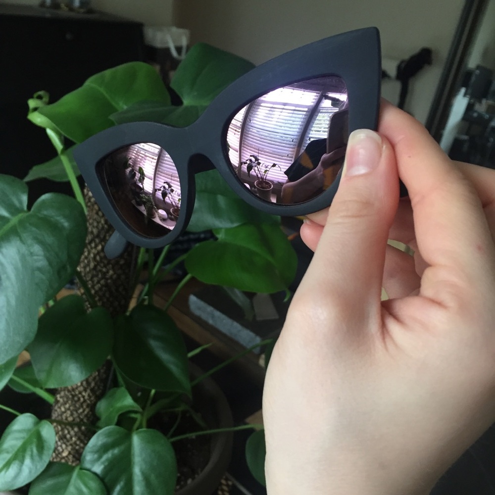 QUAY KITTI SUNGLASSES(BLACK W/ PINK REFLECTION)